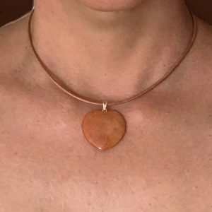 Colgante corazón de Cuarzo Mandarina con cordón de cuero